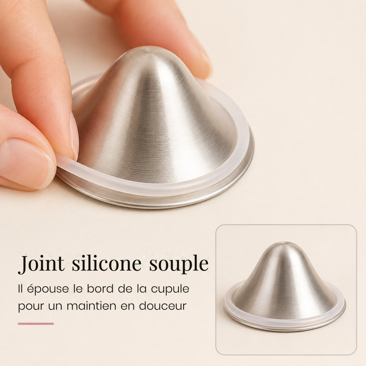 Doigts clipsant le joint en silicone souple sur le bord d’une cupule d’allaitement en argent