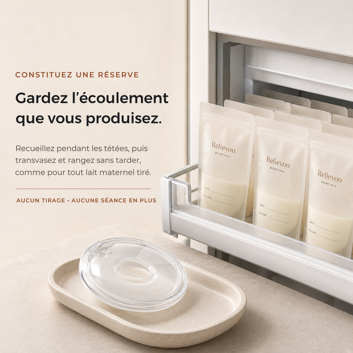 Sachets de conservation de lait maternel Relievoo remplis et rangés dans un tiroir de congélateur, à côté d'un récupérateur