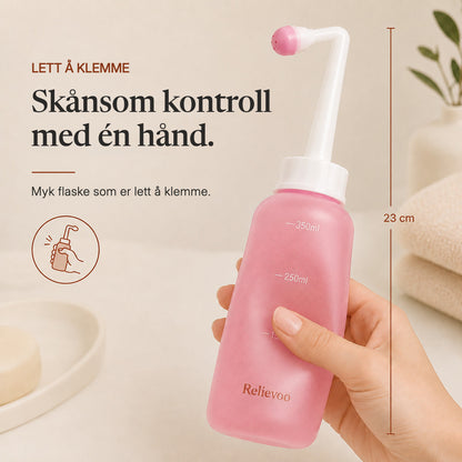 Hand squeezing the 23 cm Relievoo peri bottle with one hand rvpumpen rvhasar
