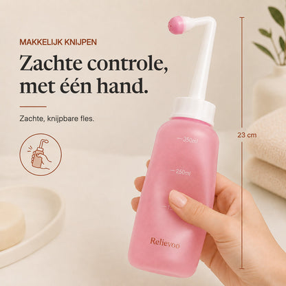 Hand squeezing the 23 cm Relievoo peri bottle with one hand rvpumpen rvhasar