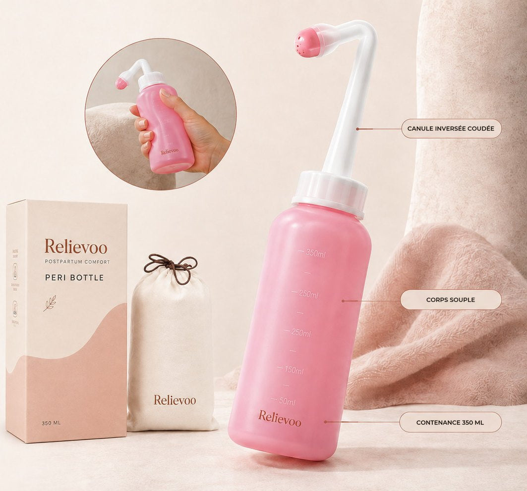 Flacon rince-p&eacute;rin&eacute;e Relievoo avec sa canule invers&eacute;e coud&eacute;e, son corps souple et sa contenance de 350 ml, &agrave; c&ocirc;t&eacute; de sa bo&icirc;te et de sa pochette